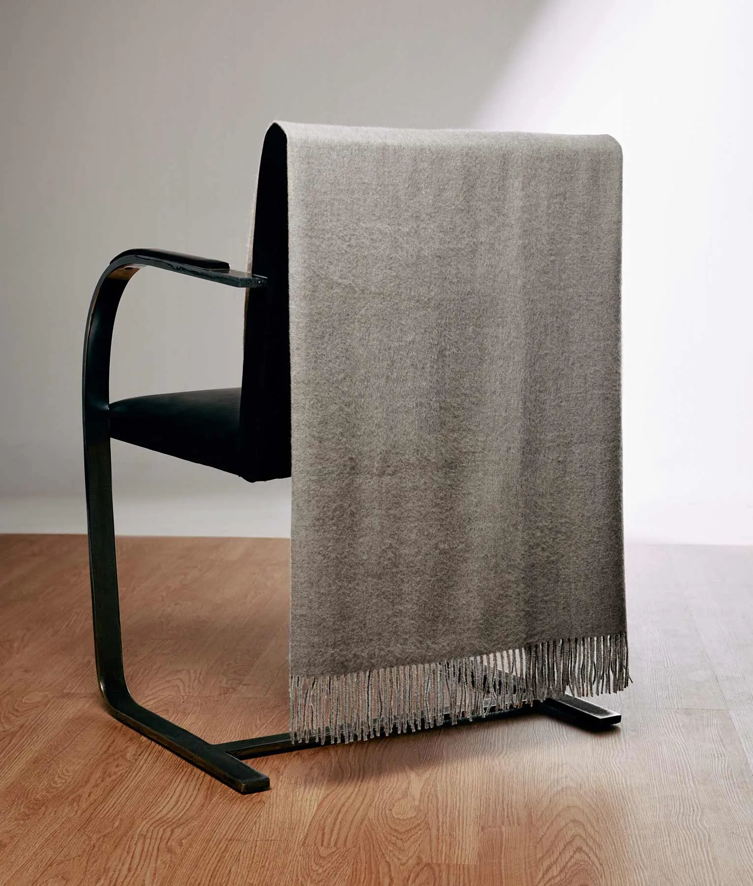 Soft and Classic Lightweight Throw