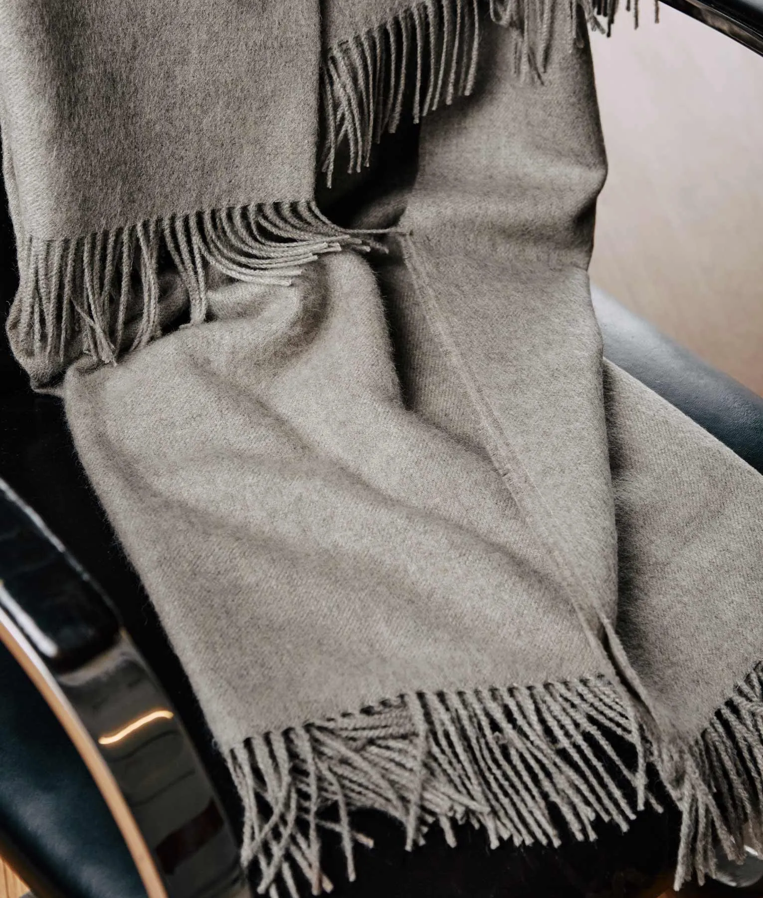 Soft and Classic Lightweight Throw